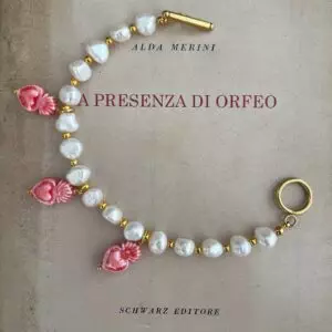 Bracciale con filo di perle di fiume e perline dorate e charms assortiti.)