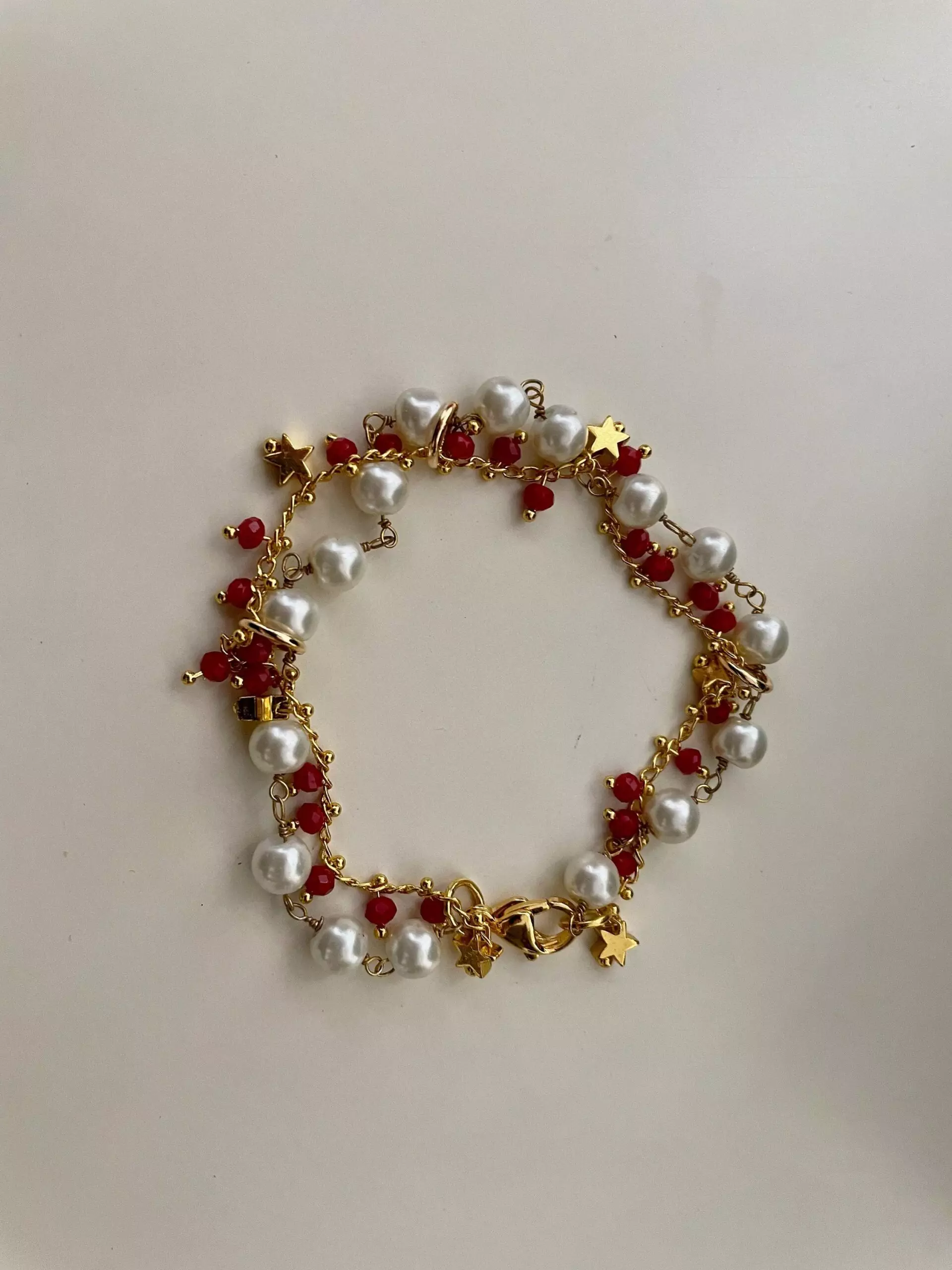 Braccialetto con doppio filo rosario di perle maiorca e agata rossa.