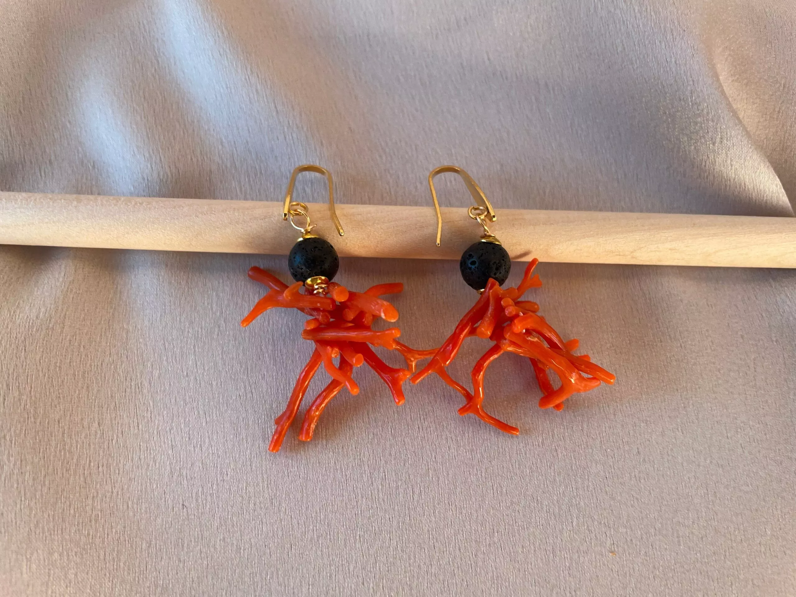 Orecchini con grappolo di rami di corallo autentico del Mediterraneo, perla di lava, orecchini siciliani, regalo per lei. §