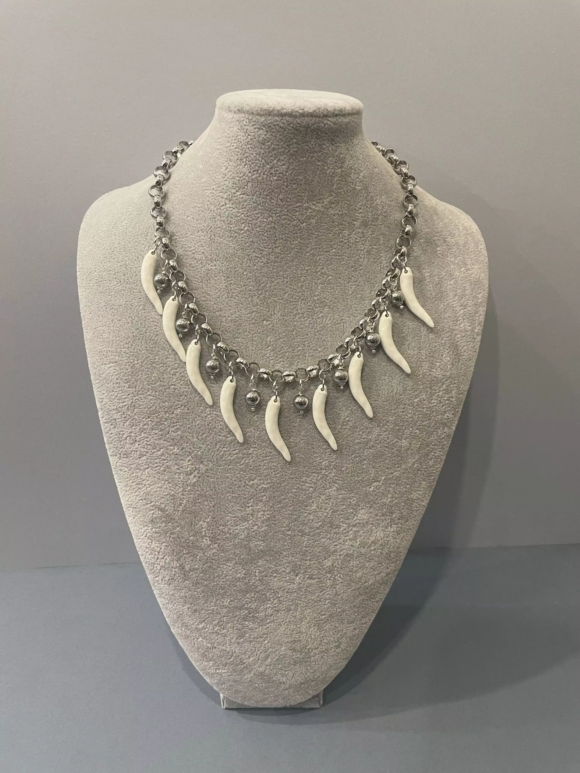 Collana Silver, catena Rolò acciaio inox 316L, pendenti Corni della fortuna bianchi di ceramica di Caltagirone e sfere di Ematite. ç