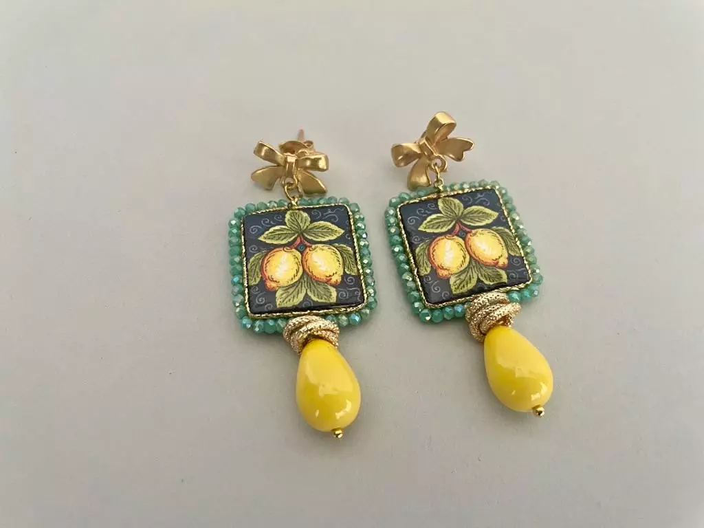 Orecchini siciliani, mattonella ceramica di caltagirone, goccia gialla, orecchini limoni, maiolica, orecchini pendenti *