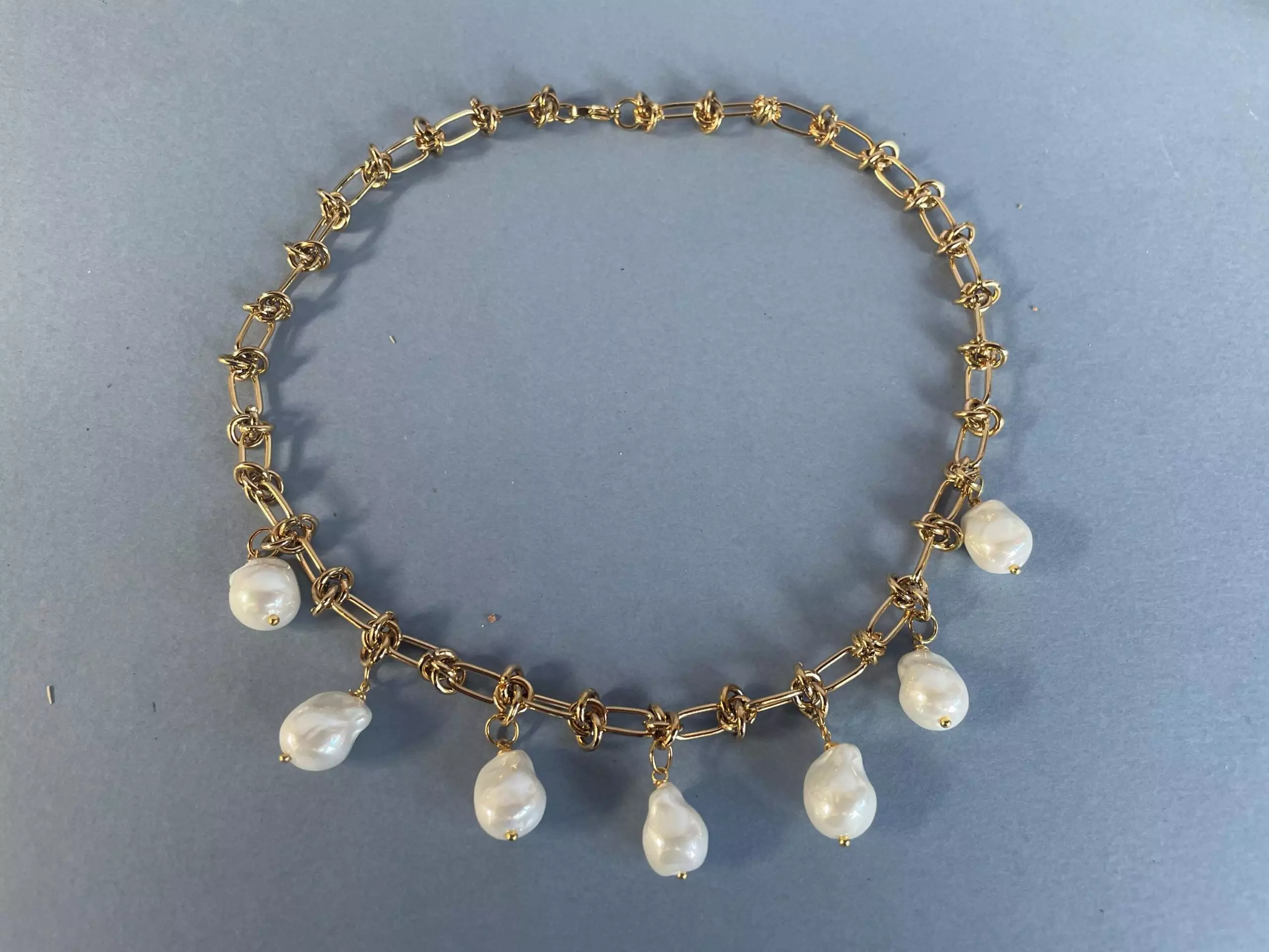 Collana con catena in acciaio inox, oro, girocollo con perle barocche, collana boho, collana vintage, stile y2k, regalo per lei. =