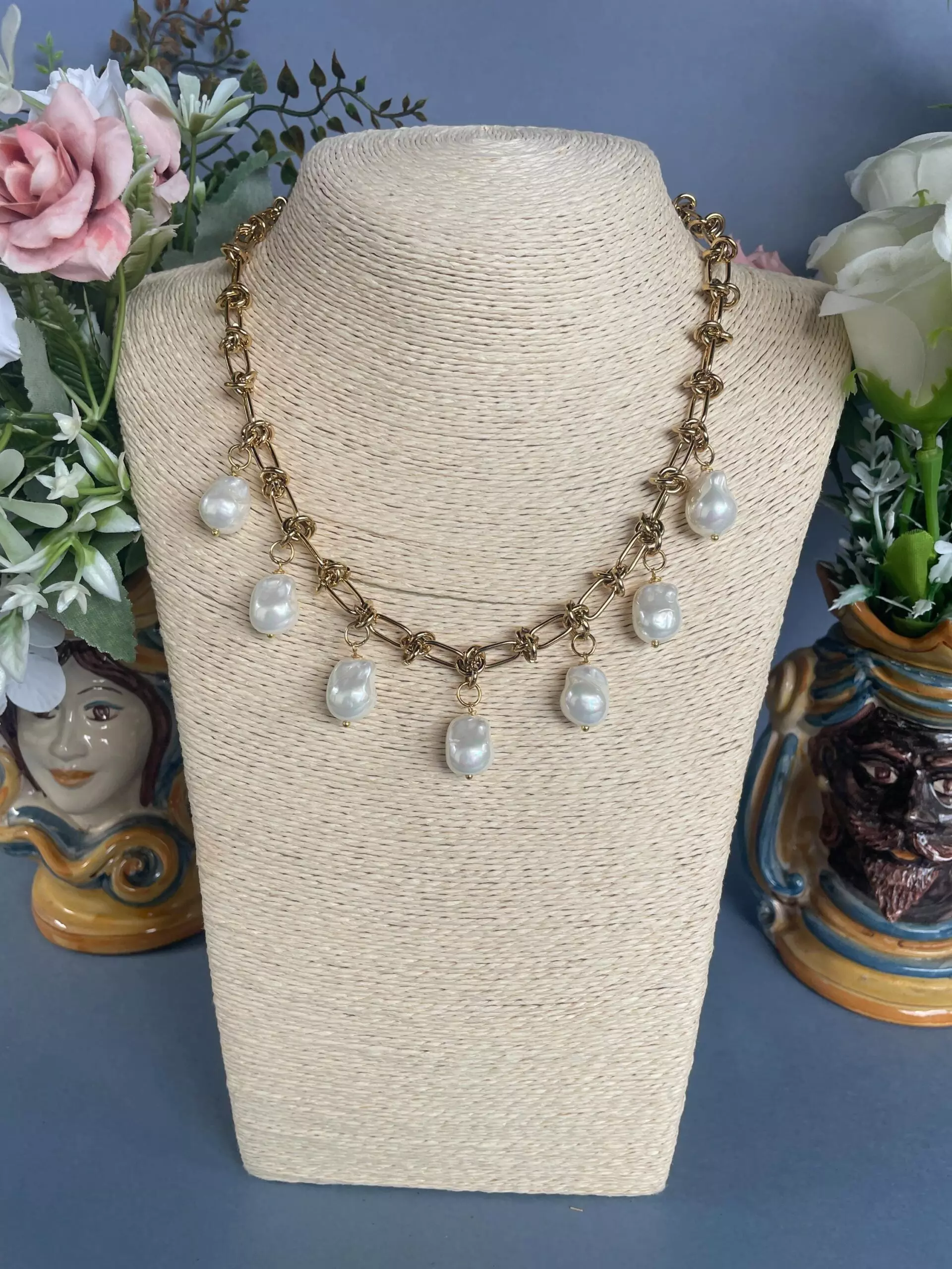 Collana con catena in acciaio inox, oro, girocollo con perle barocche, collana boho, collana vintage, stile y2k, regalo per lei. =
