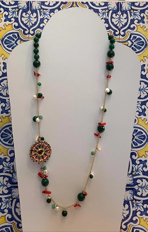 Collana siciliana con ruota di carretto in ceramica di Caltagirone, agata verde, perle, coralli.ç