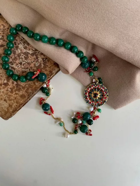 Collana siciliana con ruota di carretto in ceramica di Caltagirone, agata verde, perle, coralli.ç