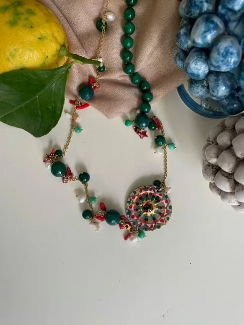Collana siciliana con ruota di carretto in ceramica di Caltagirone, agata verde, perle, coralli.ç