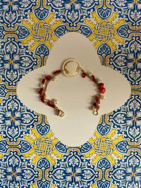 Bracciale Cammeo, Bracciale composito, perle fiume, coralli, cammeo conchiglia. regalo ragazza.