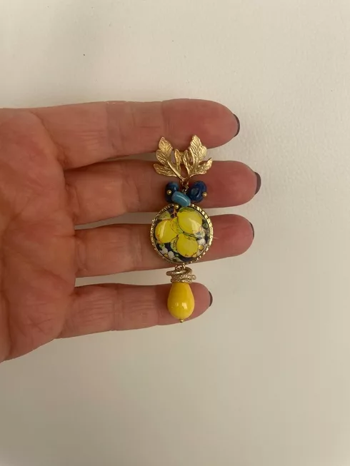 Orecchini siciliani con mattonella ceramica di Caltagirone, orecchini limoni, chips blu e goccia gialla, orecchini Caltagirone *