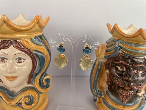 Orecchini pendenti, perni cristallo colorato, pendenti Cuori di cristallo, orecchini romantici, orecchini bicolore, regalo San Valentino. (