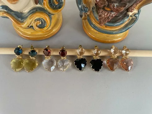 Orecchini pendenti, perni cristallo colorato, pendenti Cuori di cristallo, orecchini romantici, orecchini bicolore, regalo San Valentino. (